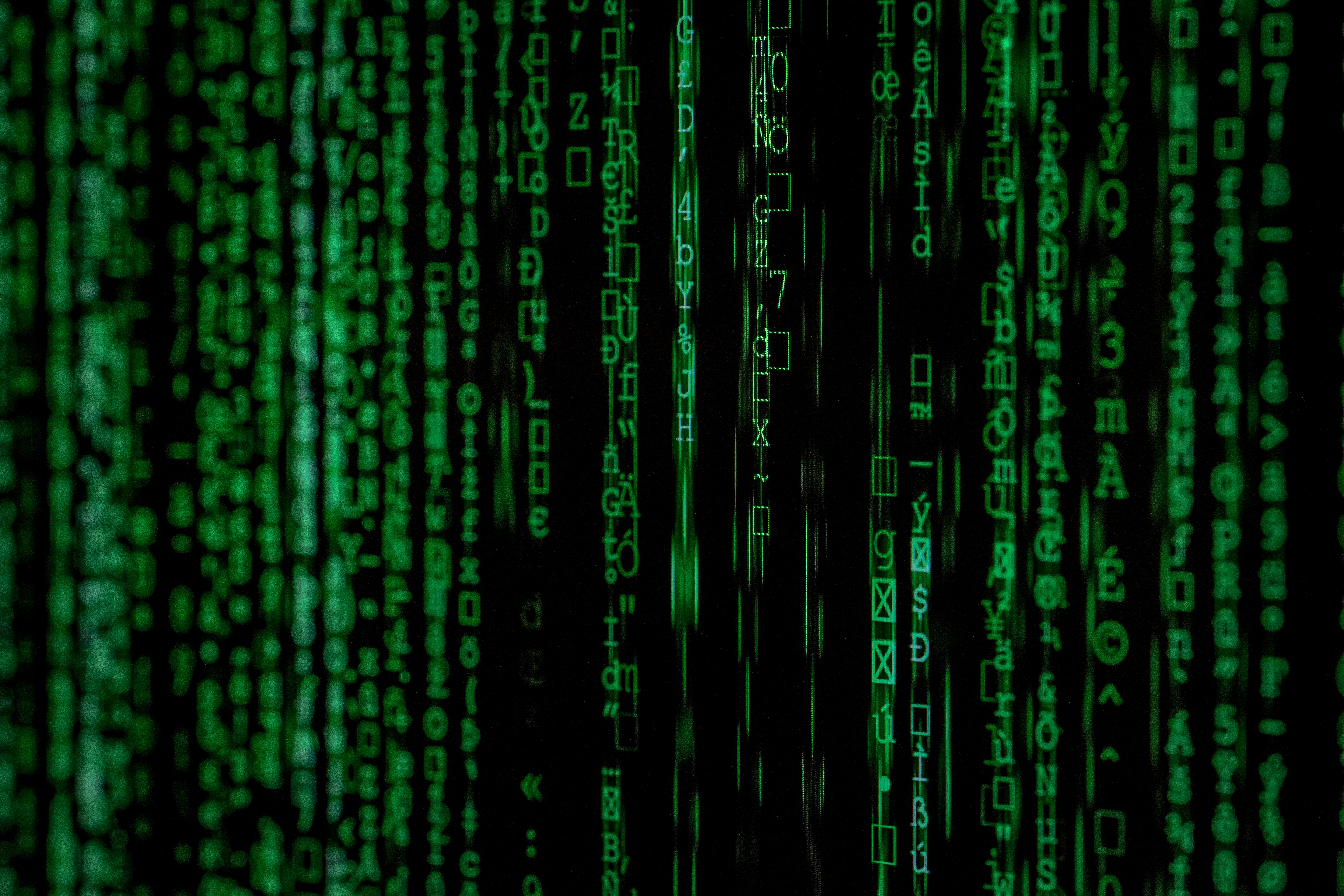 Datenschutz im Unternehmen – Matrix-Code auf schwarzem Hintergrund