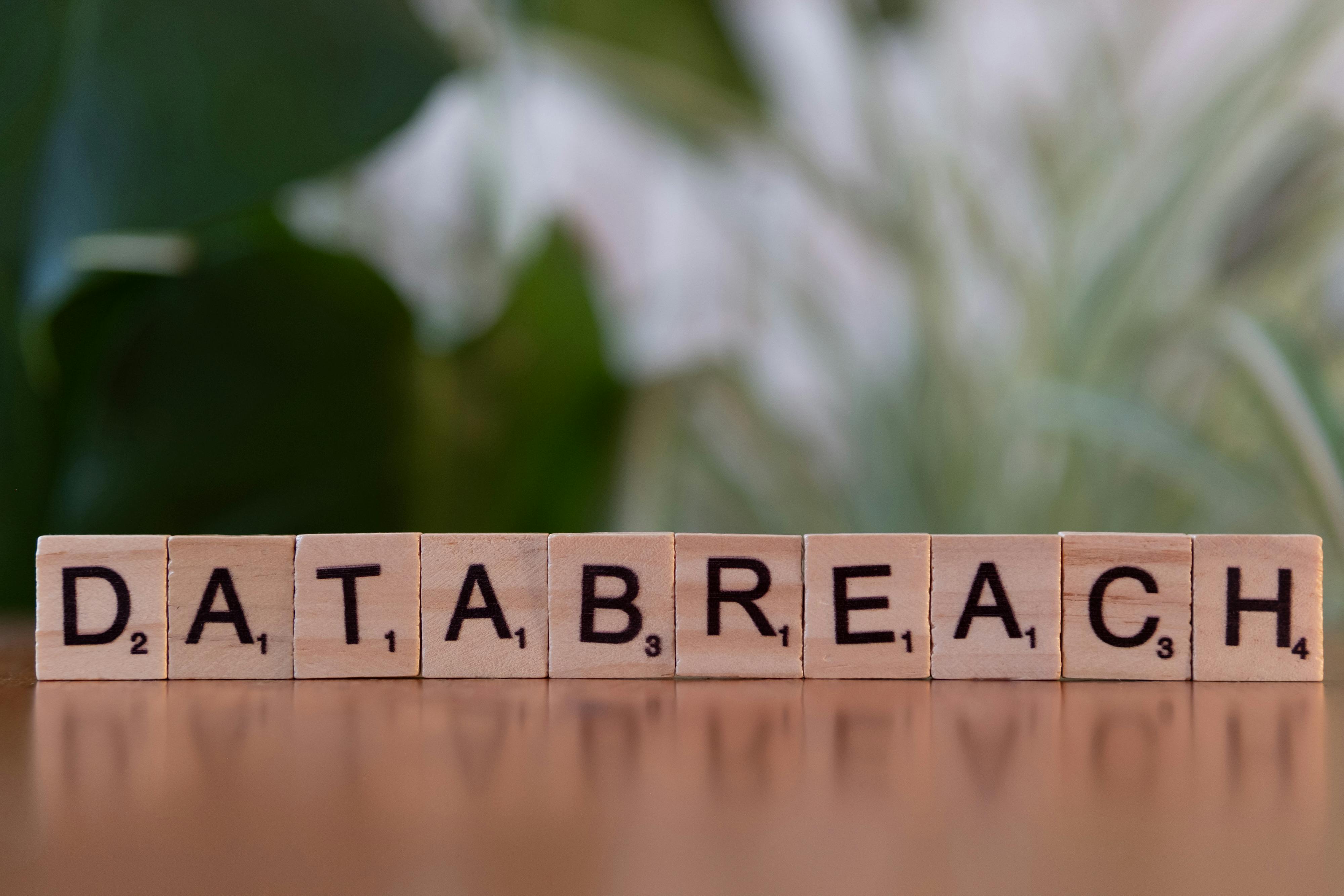 Datenschutz – Data Breach Scrabble-Buchstaben